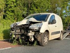 Automobiliste raakt van de weg in Biezenmortel, ramt lantaarnpaal en verkeersbord