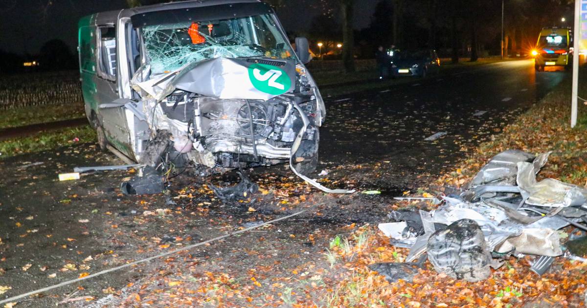 Busje en boom sneuvelen bij eenzijdig ongeval in Heerde.