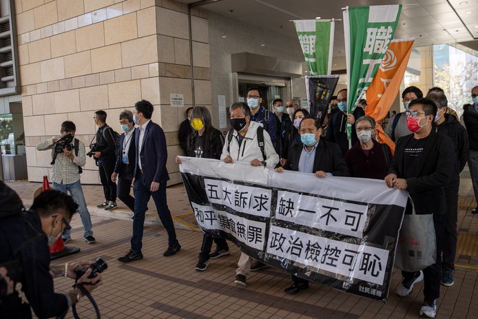 Activisten protesteren voor het gerechtsgebouw waar verschillende boegbeelden van de prodemocratiebeweging terecht staan voor het organiseren van de massabetogingen in 2019.