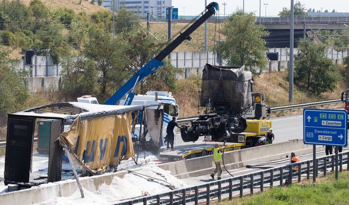 Na het ongeval gisterenmiddag op de E19 met een vrachtwagen ter hoogte van Machelen, is de snelweg tussen Vilvoorde en Brussel weer helemaal vrij.