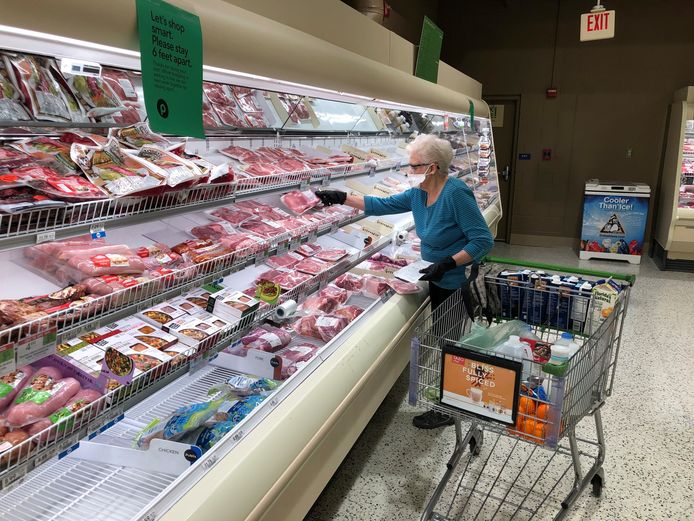 Een vrouw winkelt in een Publix-supermarkt in Atlanta.