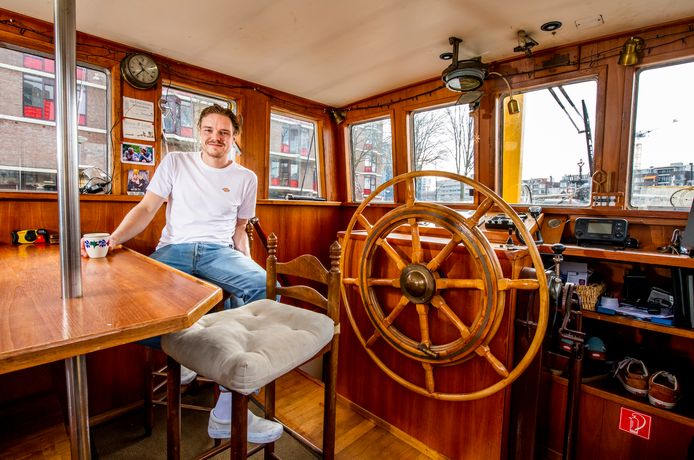 Wouter van der Schaaf  woont op een boot die in de Rotterdamse Bierhaven ligt.