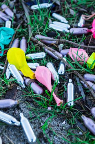 “Er ontstaat een dronken gevoel, je controle vermindert, je reactiesnelheid ook”: expert vertelt wat je moet weten over lachgas 
