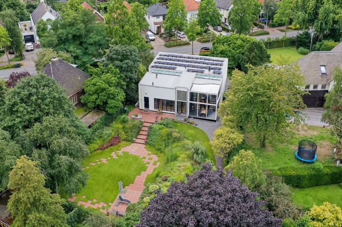 Deze villa aan de Burgemester Meslaan in Tiel staat te koop. Foto: Funda