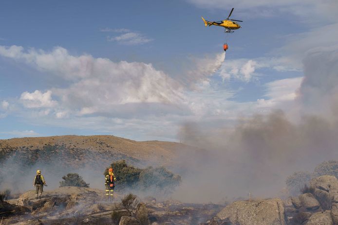 Een helikopter van de Spaanse brandweer probeert een brand te blussen in de provincie Ávila.