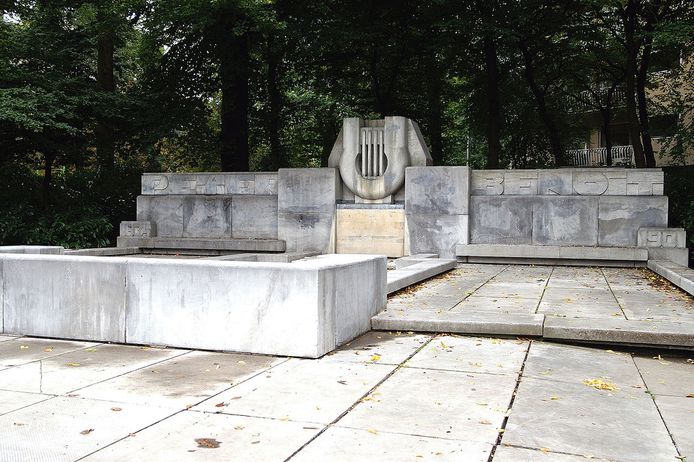 Een monument ter ere van de componist Peter Benoit in het Harmoniepark in 2016.