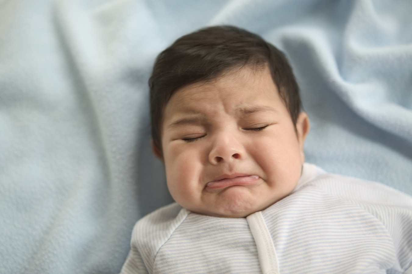 He baby cries. Ребенок плачет. Ребенок сильно плачет. Маленький плачет. Рыдающие младенец в отрыжке.