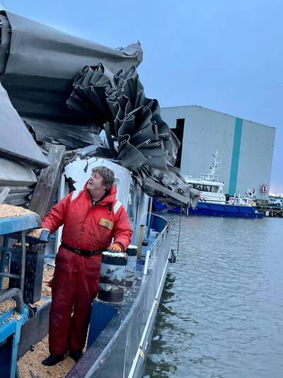Frontale aanvaring bij Willemstad: schipper springt in het ijskoude water en weet zich zo te redden