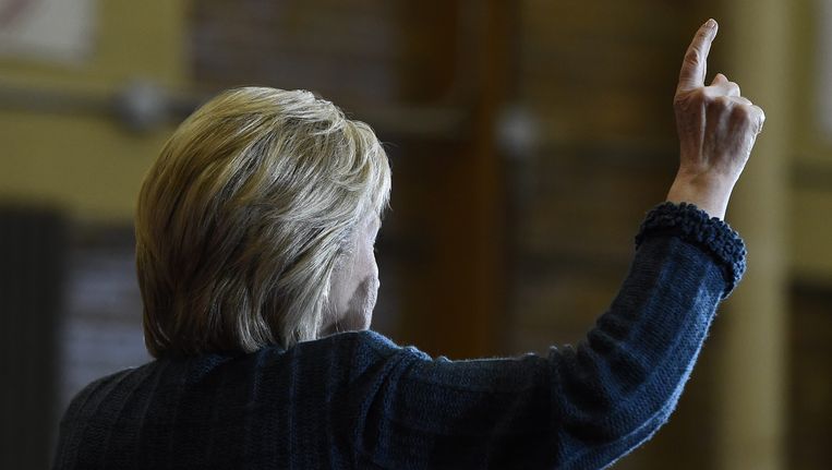 Presidentskandidate Hillary Clinton wijst naar boven Beeld ANP