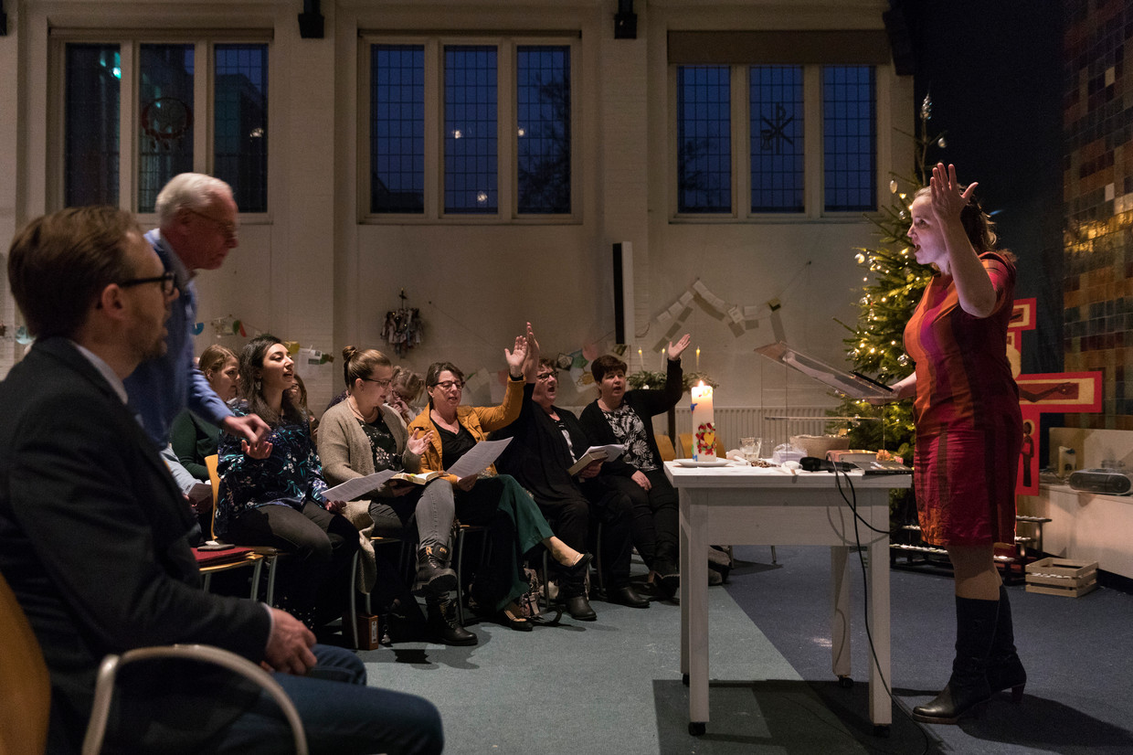 Annabell (rechts) en Edwin (Links) de Jong namen, daags voor Kerst, twee uur voor hun rekening.  Beeld Inge van Mill
