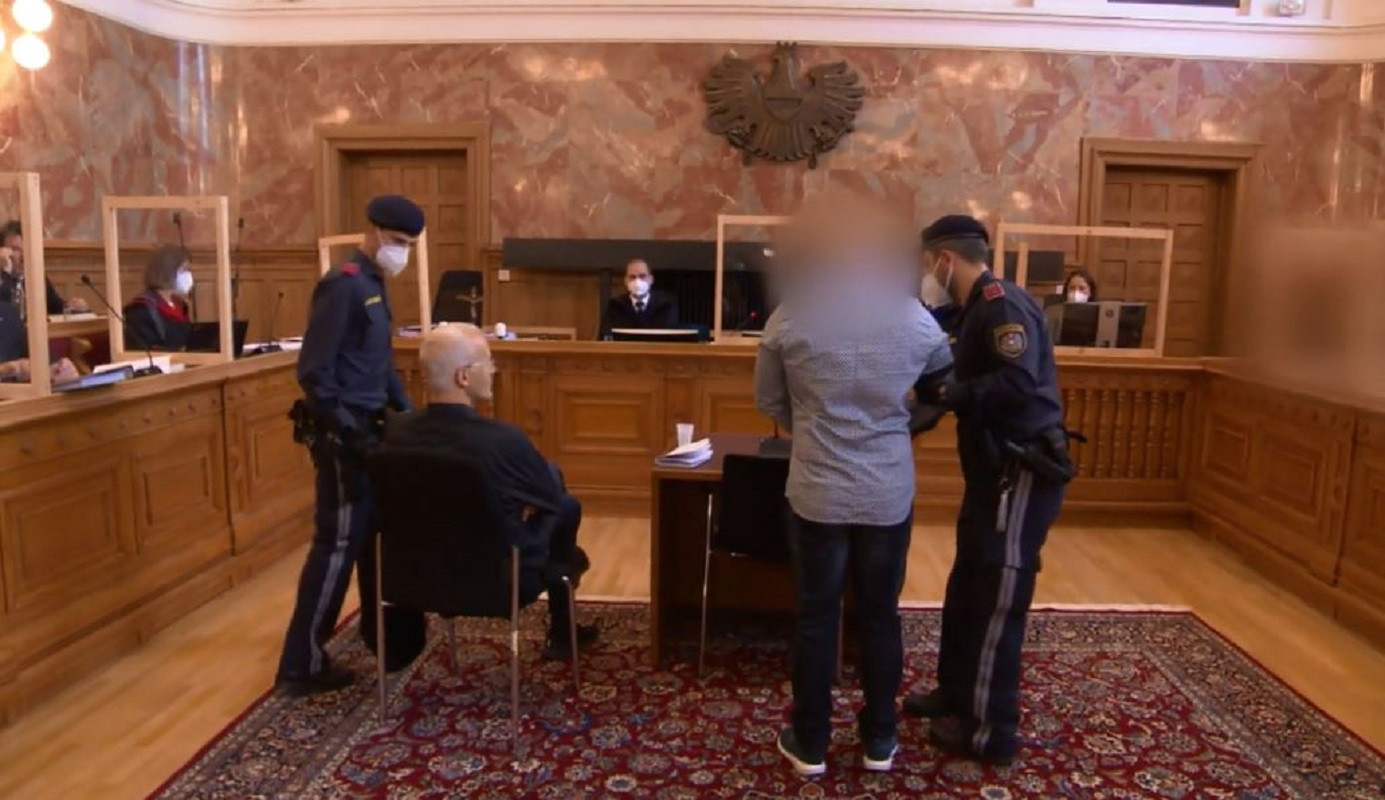 De verdachte Utrechter wordt de rechtszaal in Salzburg binnengeleid.