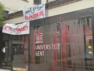Studenten dringen rectoraat binnen en vallen personeel UGent aan: “Vreedzaam protest is helemaal ontspoord”