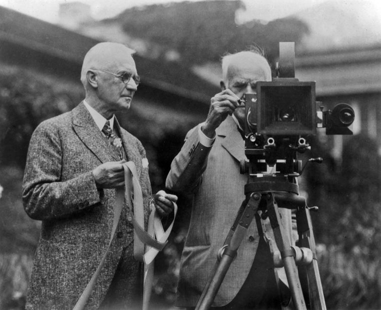 George Eastman (links), stichter van Kodak, en mede-uitvinder Thomas Edison op een vroege foto. © Reuters Beeld 