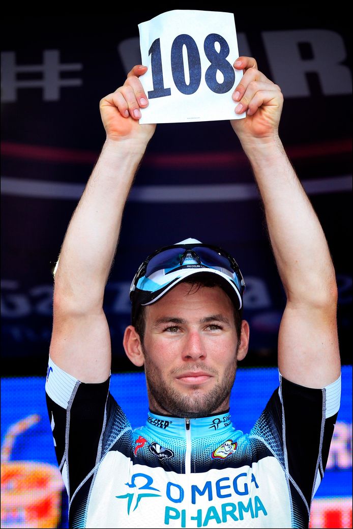 Mark Cavendish eert Wouter Weylandt na zijn ritoverwinning in de zesde rit in de Giro van 2013.