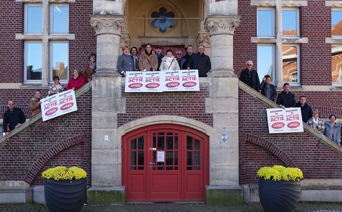 We zien vlnr Frederic Crul, Sofie Ide, Karin Storme, Griet Vergote, Linda Dujardin,, Caroline Coussens, Sylvia Vandervennet, Lieve Vandekerkhove, Luc Verbeke, Mireille Carrewijn, Thierry Demeyer, Benny Decuyper, Tom De Paepe, Frans Debouck, Elke Desloovere, Pieter Bovyn, Dries Listhaeghe, Petra De Roust en Sarah Taghon.