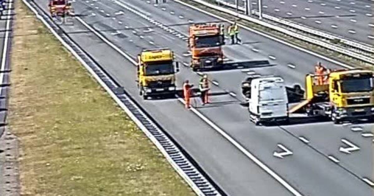 Gezin betrokken bij ernstig ongeval op A2, politie pakt bestuurder andere auto op voor rijden onder invloed.