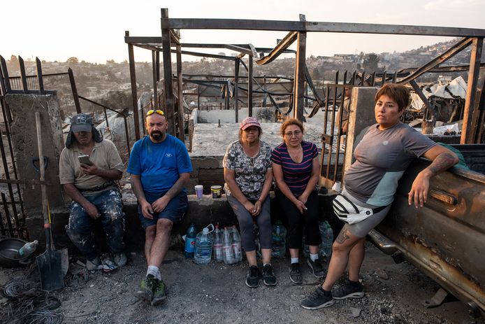 Hulpverleners rusten na het puinruimen in een woning in de Chileens kustplaats Viña del Mar. (04/02/24)