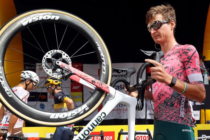 Mark Padun tijdens de Ronde van Polen eerder deze maand, met geelblauw polsbandje om de arm.