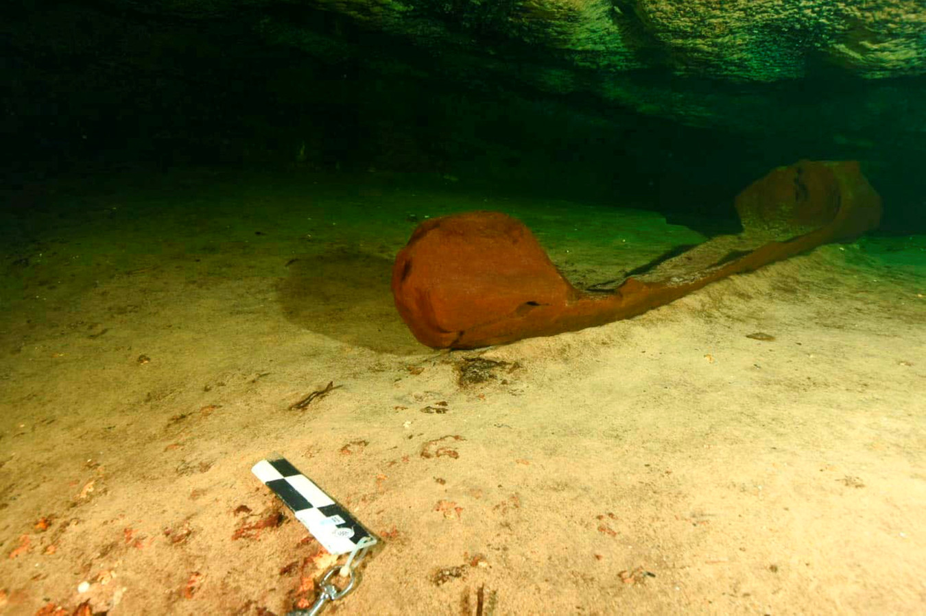 De houten kano die werd aangetroffen is volgens de onderzoekers eeuwen geleden gebruikt door de Maya's.
