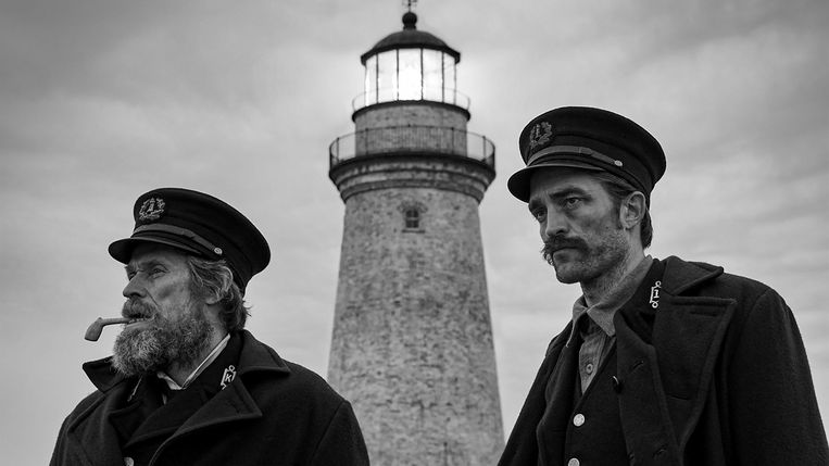 Willem Dafoe en Robert Pattinson in 'The Lighthouse'. Beeld /