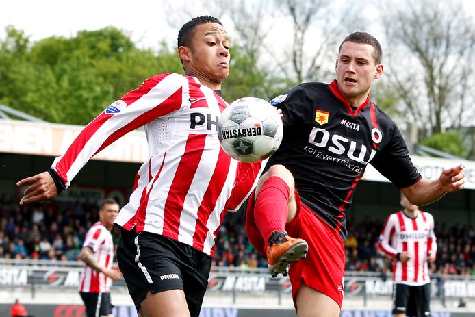 Luigi Buins heeft een rijke historie bij Excelsior. Hier duelleert hij in 2012 met PSV-aanvaller Memphis Depay.