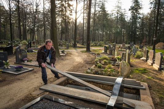 Erik beheert begraafplaats Engelmanskamp in Heerde en werkt zich drie slagen in de rondte vanwege de vele corona-overledenen in het dorp.