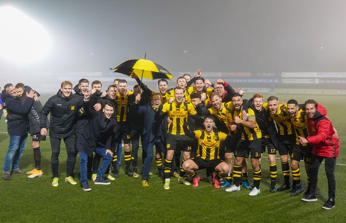 DVS'33 viert feest na het halen van de laatste zestien van het KNVB Bekertoernooi.