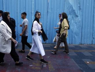 Iran gaat vrouwen die hoofddoekregels niet naleven strenger straffen