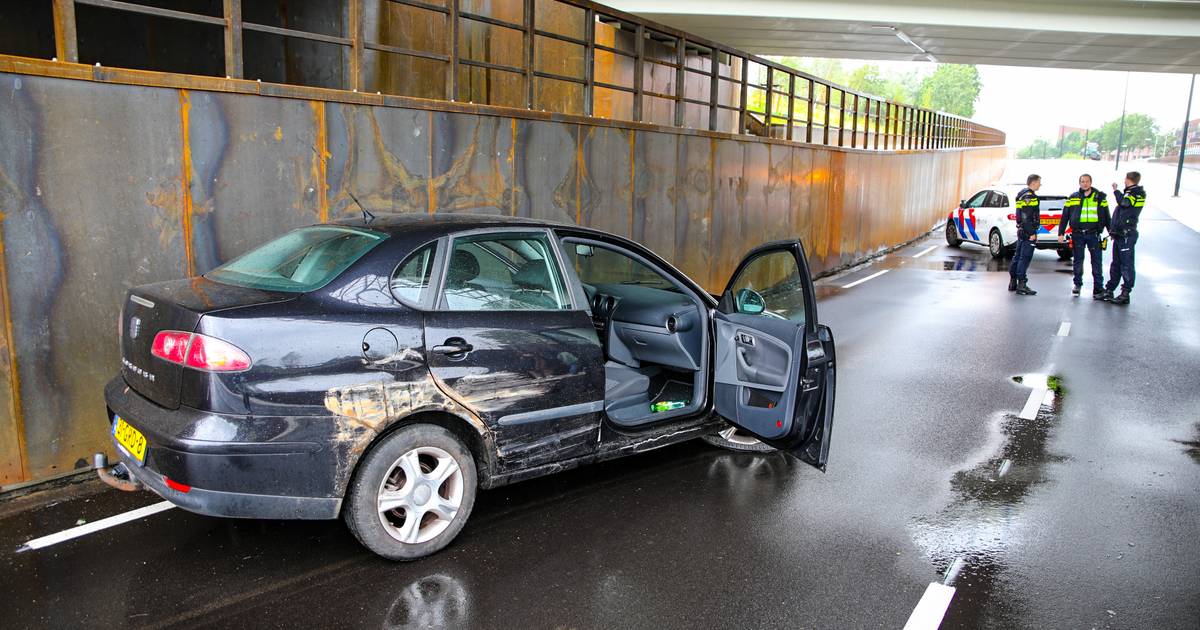 Vrouw en baby raken gewond bij botsing in spoortunnel in Apeldoorn.