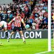 PSV worstelt en komt boven, dankzij het hoofd van Luuk de Jong