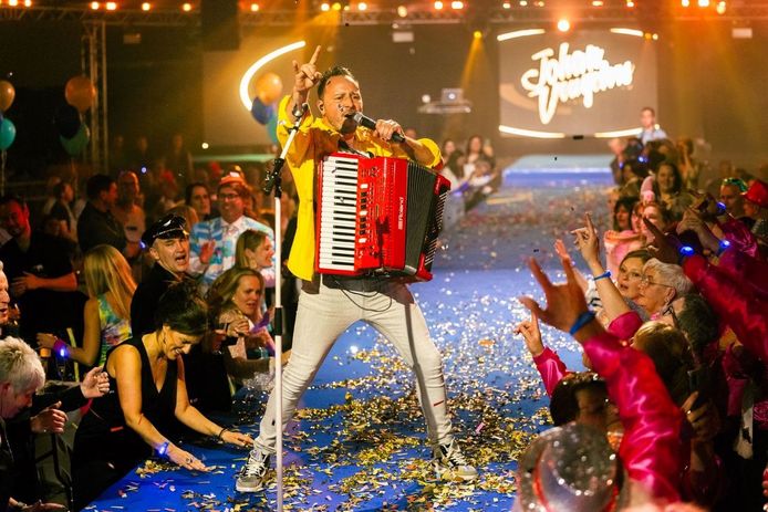 Zanger-accordeonist Johan Veugelers (37) stunt op Ambiance XL: “Alle