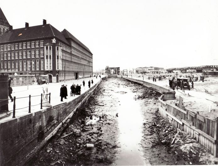 Rotterdam likt zijn wonden in 1941. Links het politiebureau Haagseveer en in de verte de Hofdijk. Recht voor het Haagseveer de resten van de Delftsche Poort en het Hofpleinstation met spoorviaducten.