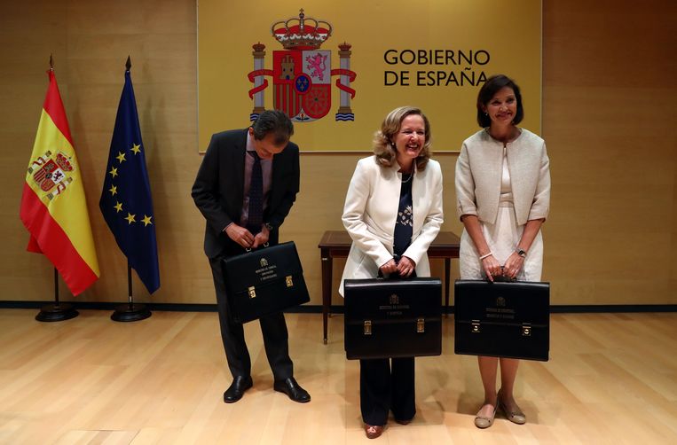 Nieuwe Spaanse ministers presenteren zich. Beeld REUTERS