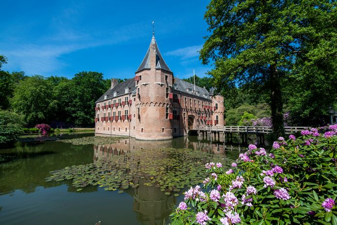 Een opvangplek met slotgracht; dat belooft wat. Fraai is het er zeker, maar volgens het COA wacht de tijdelijke bewoners niet per se een luxe verblijf.