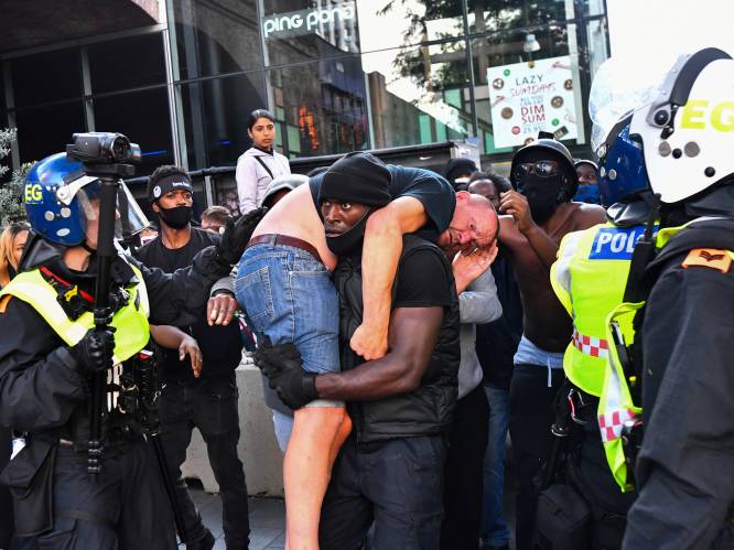 Black Lives Matter-activist redt ‘aanhanger van extreemrechts’ tijdens gewelddadige protesten in Londen