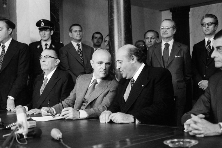 Demirel in 1975 (rechts) in 1975 met de toenmalige Griekse premier Constantin Caramanlis. Beeld afp