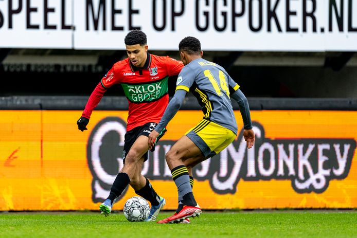 NEC-aanvaller Elayis Tavsan in duel met Feyenoord-aanvaller Reiss Nelson.