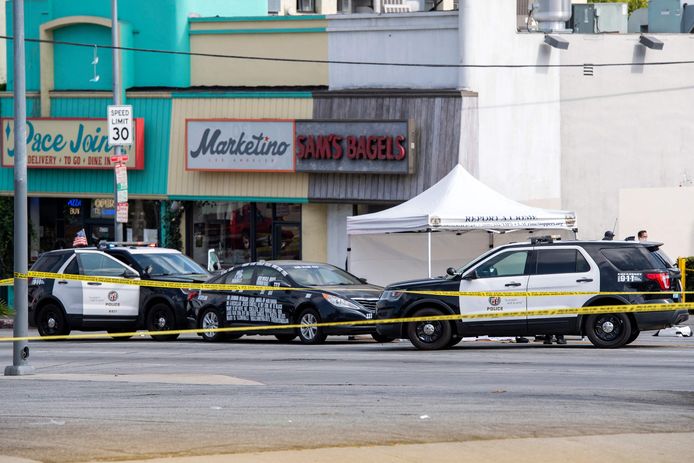 De zwarte auto van de doodgeschoten man was bedekt met stickers.