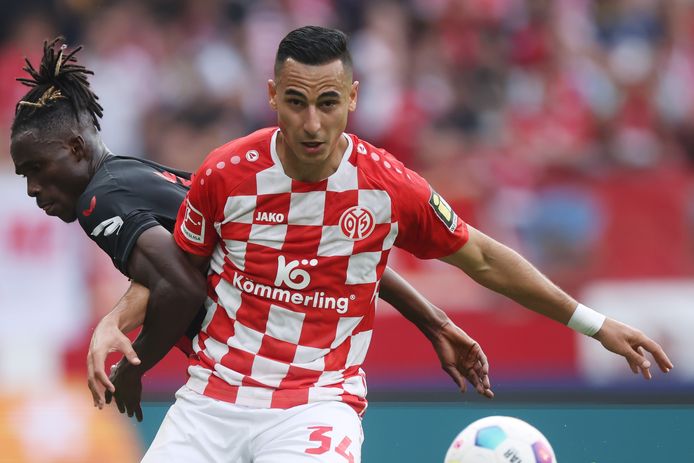Anwar El Ghazi in actie voor FSV Mainz, in duel met Odilon Kossounou (ex-Club) van Bayer Leverkusen.