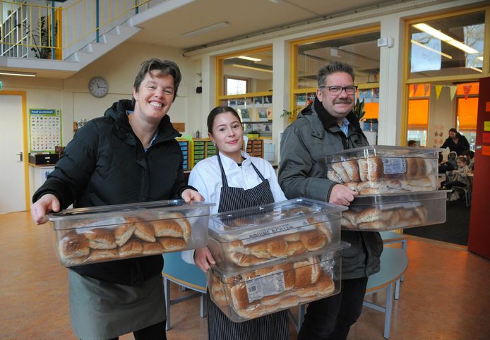 Medewerkers van Grand Café Willem van Philadelphia Zorg komen belegde broodjes brengen. Anne-Marie Konraad staat links, Ton Loopman rechts en tussen hen in stagiair Noëlle Duijzer. Ze studeert aan Hoornbeeck College.