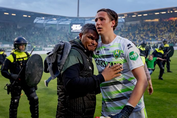 Giovanni Franken en Hugo Wentges na de verloren strafschoppenserie tegen Excelsior. Op de achtergrond supporters en ME op het veld.