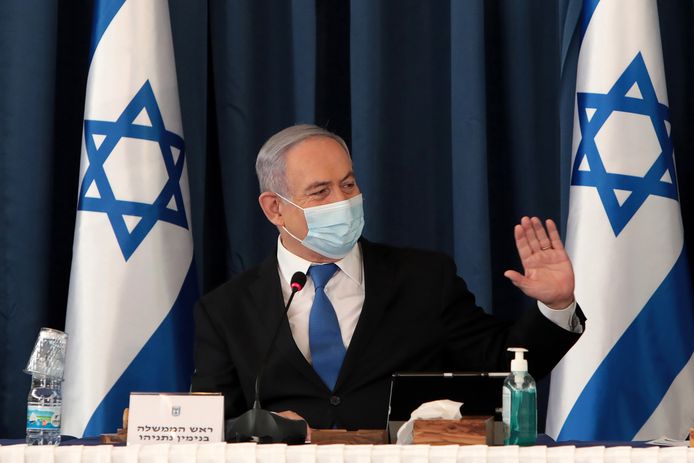 De Israëlische premier Benjamin Netanyahu kondigde de verstrengde maatregelen aan nadat er in het land op vrijdag voor het eerst meer dan 1.000 nieuwe besmettingen werden gemeld.