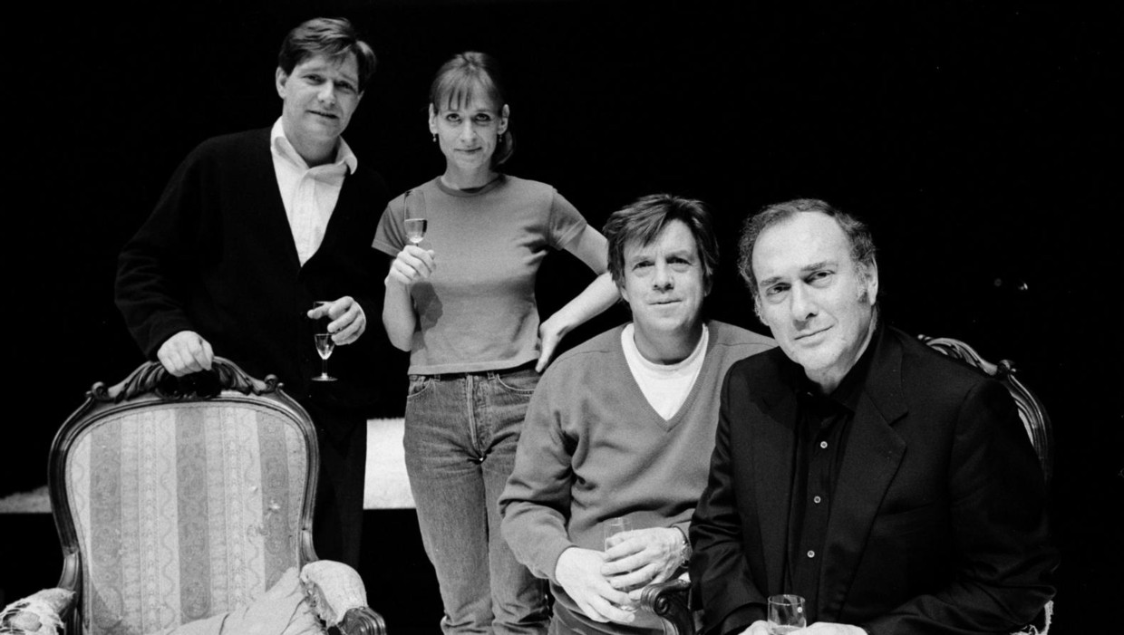 Amsterdam, 1996: Harold Pinter (r) met Pierre Bokma, Lineke Rijxman en Titus Muizelaar van Toneelgroep Amsterdam, die de wereldpremière speelden van Ashes to Ashes. Beeld Hollandse Hoogte / Hans Heus