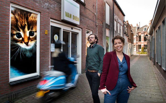 Leonieke Terlouw en Bouke Groen bij het pand waar  ooit herberg De Vierheemskinderen was. Het gelijknamige straatje krijgt straks een volledige metamorfose