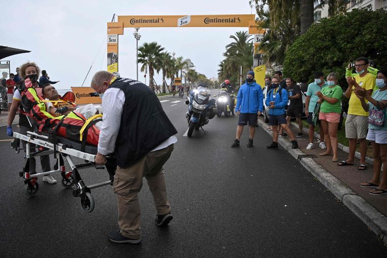 Rafael Valls wordt op een brancard van het parcours gereden na een val in de eerste etappe van de Tour de France. Beeld AFP