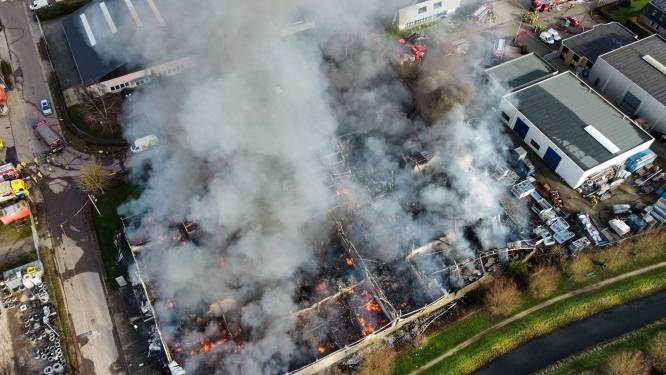 LIVE | Asbest vrijgekomen bij brand in Heteren: vlammen onder controle