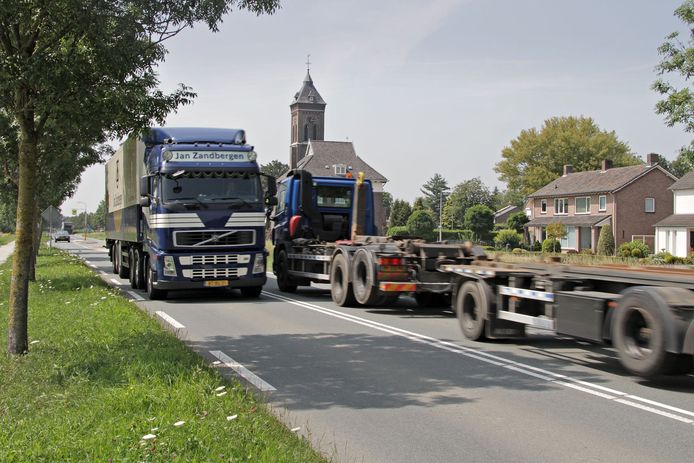 Vrachtverkeer, hier in Deursen-Dennenburg, gebruikt de Dorpenweg als doorsteek tussen Oss en de rijksweg A50 bij Ravenstein.