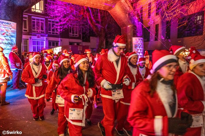 600 Kerstmannen En Vrouwen Rennen Door Aalst “met Jenever En Chocomelkbevoorrading” Aalst