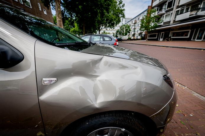 Al 12 auto’s werden rond het complex al flink beschadigd.