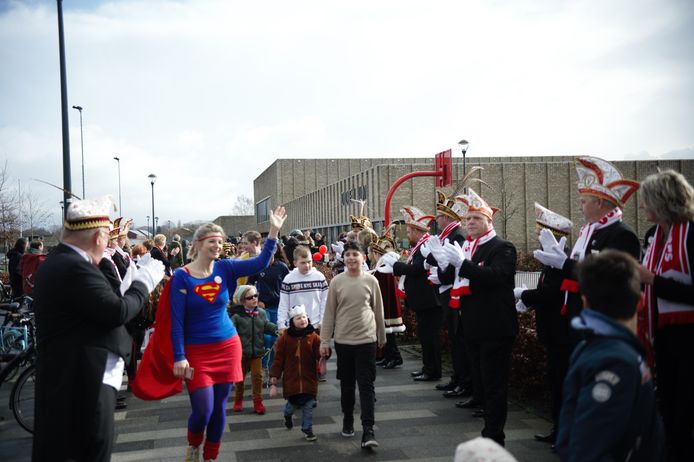 Scholen De Atlas, De Keijenberg en carnavalsvereniging De Dolle Instuivers gevenstartsein vier dagen carnaval.